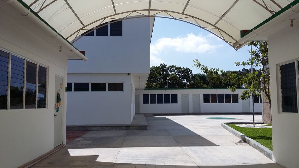 Amplios patios Centro Educativo Miguel Lara Vasallo